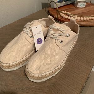 NEW Universal Thread Platform Sneaker